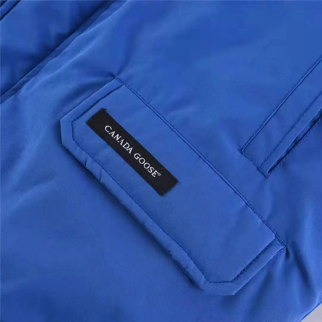 P780 with dust bag) Canada Goose Canada Goose #Chilliwack 7999M bomber jacket short down jacket ➖ Genuine synchronous anti-counterfeiting chip sensor! ➖ Imported 21-count polyester-cotton blended original fabric [last year’s 16-count/18-count hard fabrics have been completely eliminated, this year all use 21-count genuine synchronous fabrics, the soft mid-strap feels delicate and textured], genuine synchronous Feather-Light 10D waterproof coating fabric, made of 84.5 polyester fiber and 15.5 cotton, 100% the best feel in the entire network! ➖ The genuine official website is synchronized with the national standard 80 white duck down, you can check the official website customer service, there will never be a series of misleading claims such as 90 down or goose down! ➖ Using the best nylon lining with double double-layer sealing design, velvet-proof No. 7 needle + grid-filled down ready-made garments, there is 100% no so-called velvet running! ➖ The cuffs are designed with thickened seamless threads, and the collar and pockets are lined with top-quality polar fleece to keep you warm and comfortable! ➖ Yoshida YKK provides original custom-made electroplated sliders. YKK two-way lockable zippers are tight and smooth and will not peel off paint! ➖ 3M composite guarantees that the Velcro is the same as the original, durable, and all accessories and hardware are custom-made! ➖ Imported BEHRINGER embroidery machine to customize the 10,000-needle embroidery logo, 98% of which can be reproduced to restore the original logo. You can check and compare on the official website! 01 models for men and women SIZE: XS S M L XL XXL